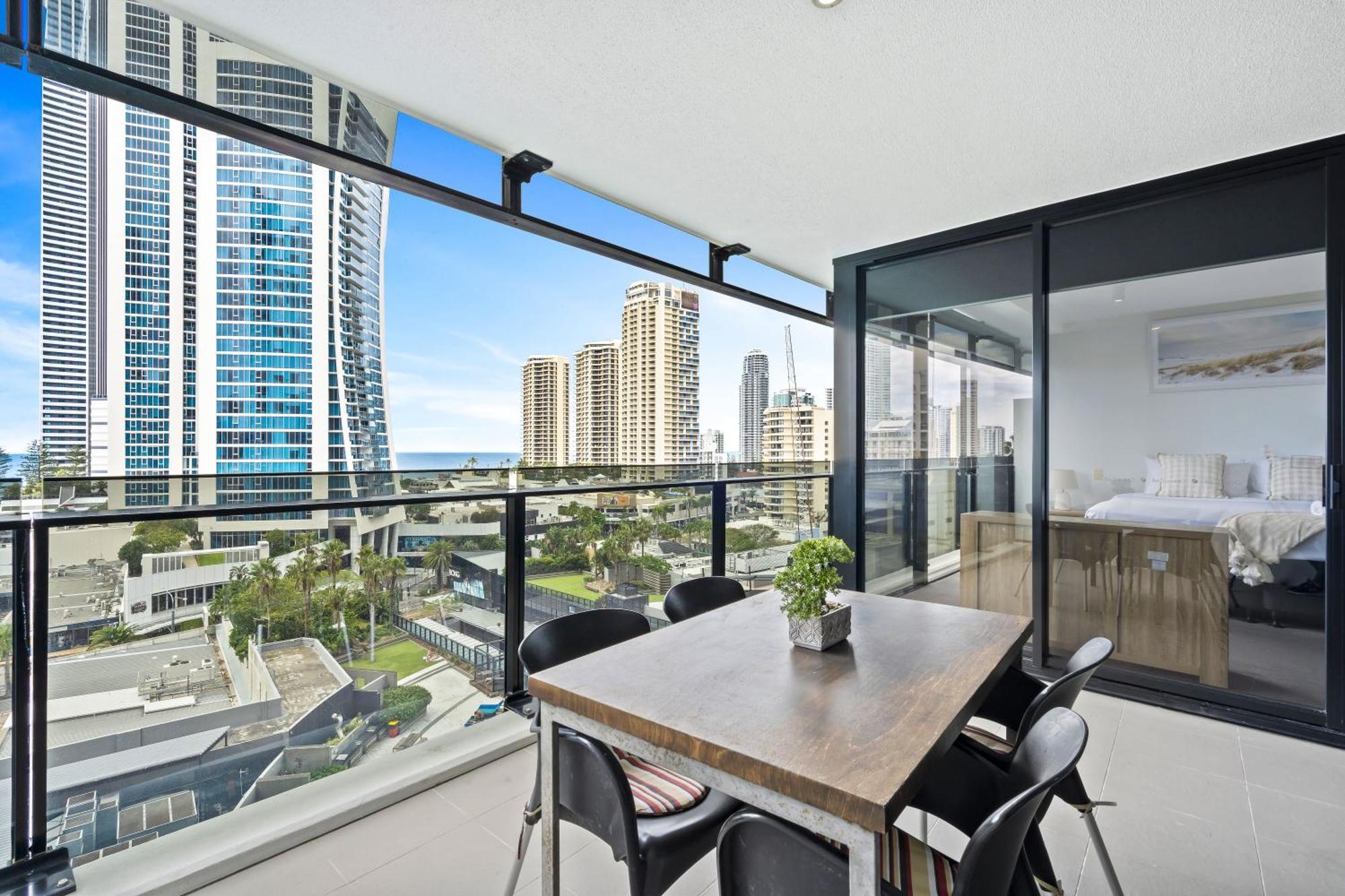 Apartment Circle On Cavill - Qstay *
